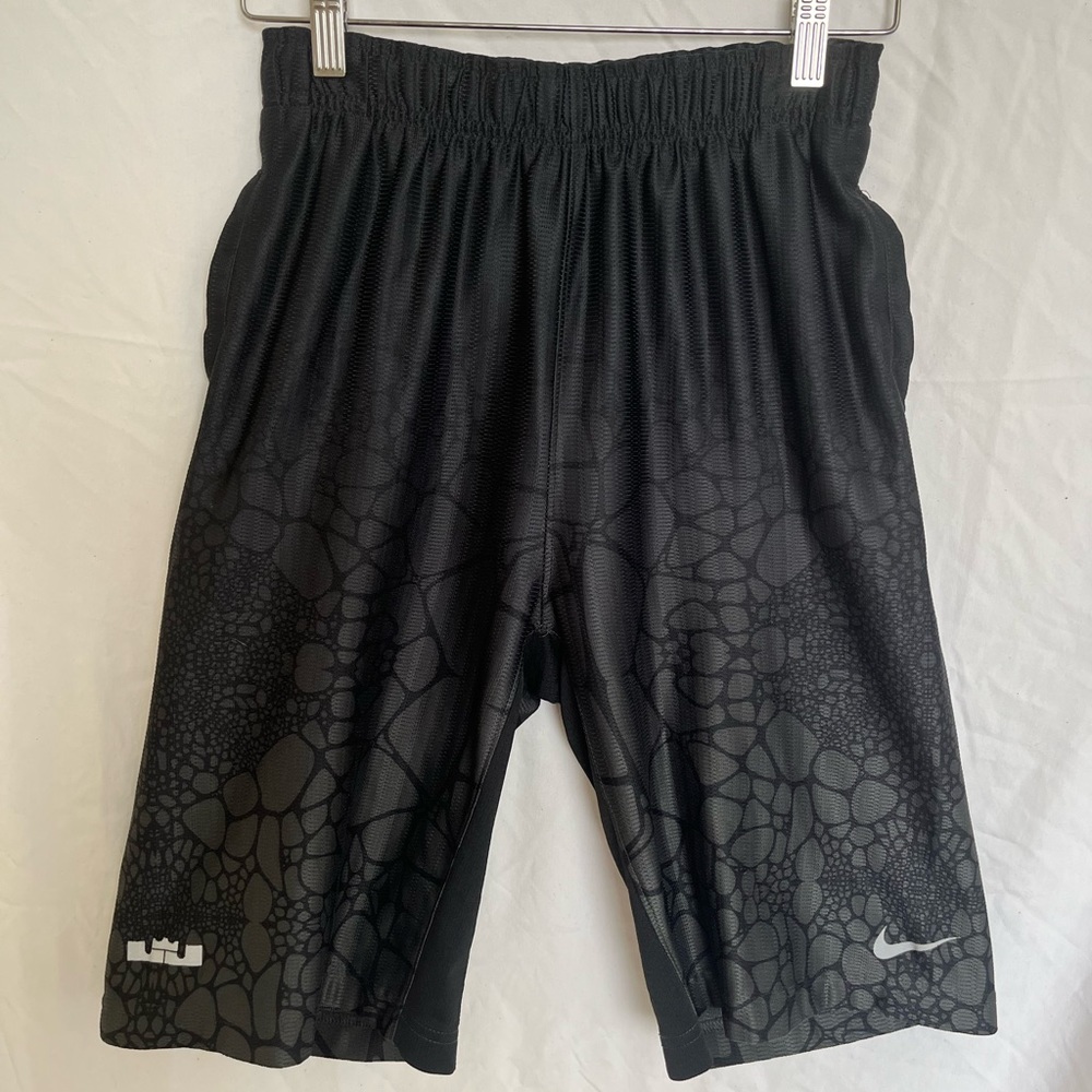 Boys Nike Basketball shorts! Size Large!